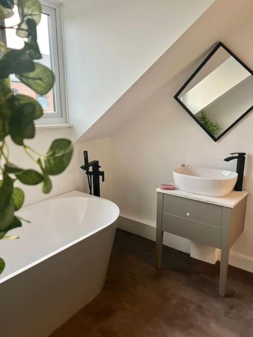 Canalside Terrace-Boutique Stay Worcester City Екстер'єр фото
